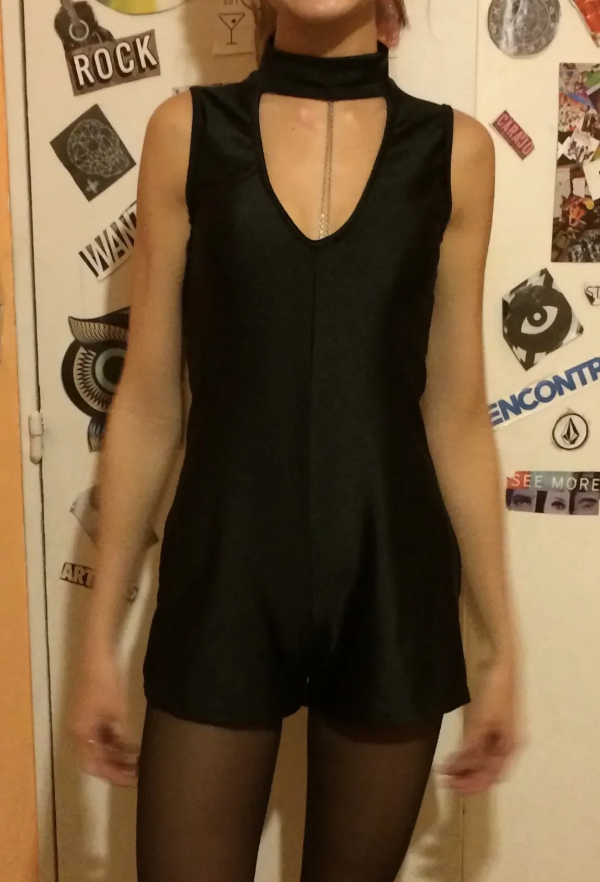 Re canchero este mono corto negro sin mangas, con cuello alto y escote en V. Ideal para un look de noches de verano. Es de lycra súper cómodo.

Medidas: 
Cintura 31cm
Cadera 37 cm
Largo total de cuello a tiro 64cm