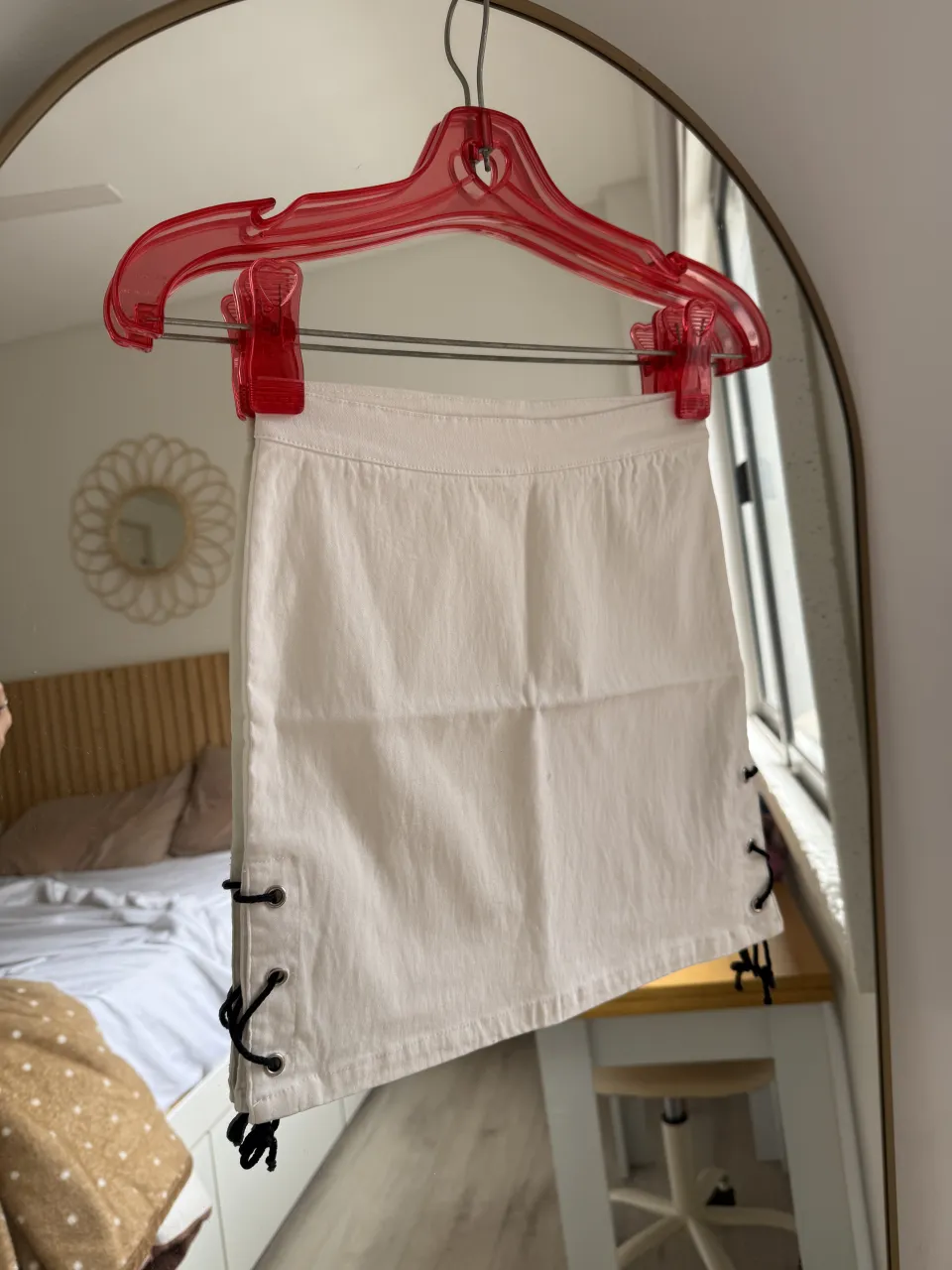 pollera mini blanca re canchera con cordones negros en los costados. ideal para un look de noche o para darle un toque cool a tus outfits de verano. tiene un mini enganche adelante imperceptible, ni se ve.

medidas:
largo 35cm
ancho 32cm
cintura 29cm