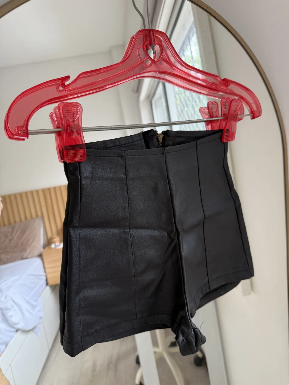 Short de ecocuero mega tiro alto, al cuerpo, ideal para salir de noche y darle un toque rockero al look! Es bastante chiquitito, diría que un XS igual dejo medidas.

Medidas:
Tiro 27cm
Cintura 26cm
Cadera 29cm