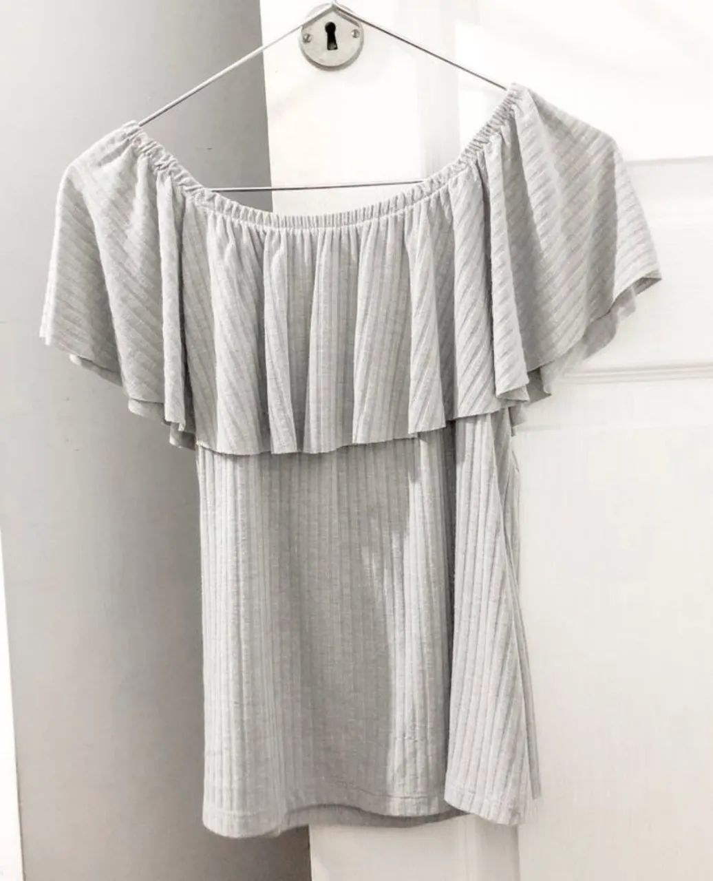 remera mangas marineras (se puede usar con los hombros al descubierto o no) tiene voladito, es de algodón con rayitas, super suavecita es divina! dos usos
medidas: 42 cm de largo y de axila a axila estirada 43cm, es suelta