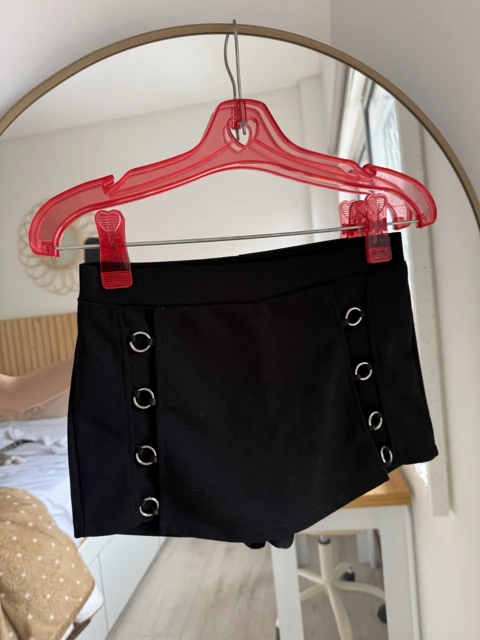 pollera short negra re canchera, talle s. con ojales plateados a los costados que le dan un toque súper moderno. ¡ideal para salir de joda o para un look más rockero!

medidas:
largo 28cm
cintura 32cm
cadera 37cm