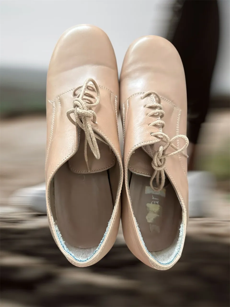 Zapatos de cuero color nude con cordones y plataforma.