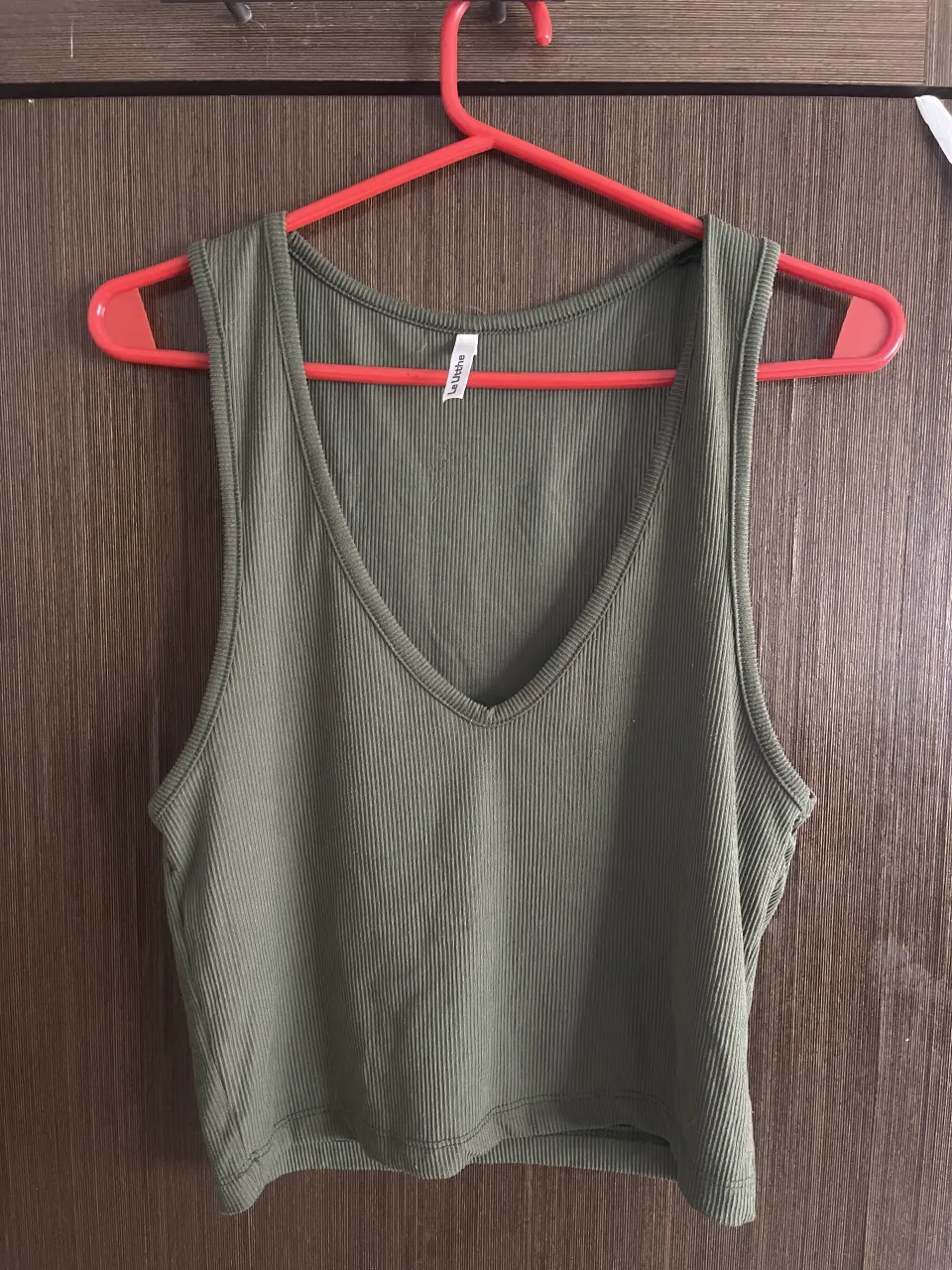 Musculosa de morley con escote en V profundo. Espalda redonda.
Es un M que cede a L porque la tela es elástica. 
