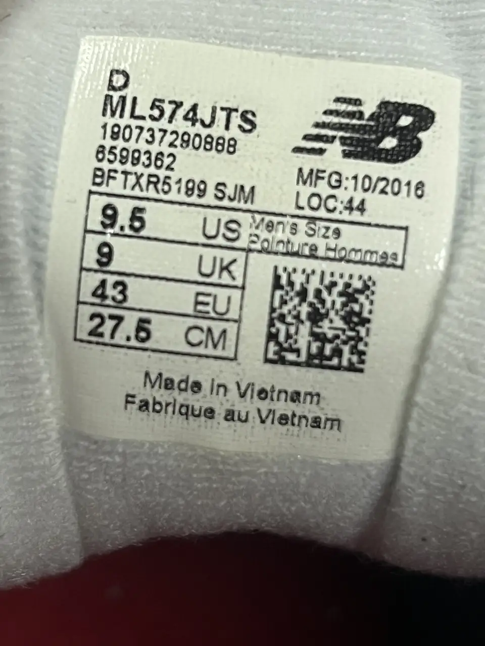 Zapatillas New Balance ML574JTS rojas con detalles en negro y blanco. Talle 9.5 US. Made in Vietnam. Ideales para uso diario y combinar con cualquier outfit casual.
