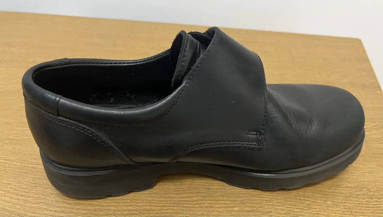 Zapatos de hombre Fussbett by Roble de cuero, color negro, con cierre de velcro y suela de goma.