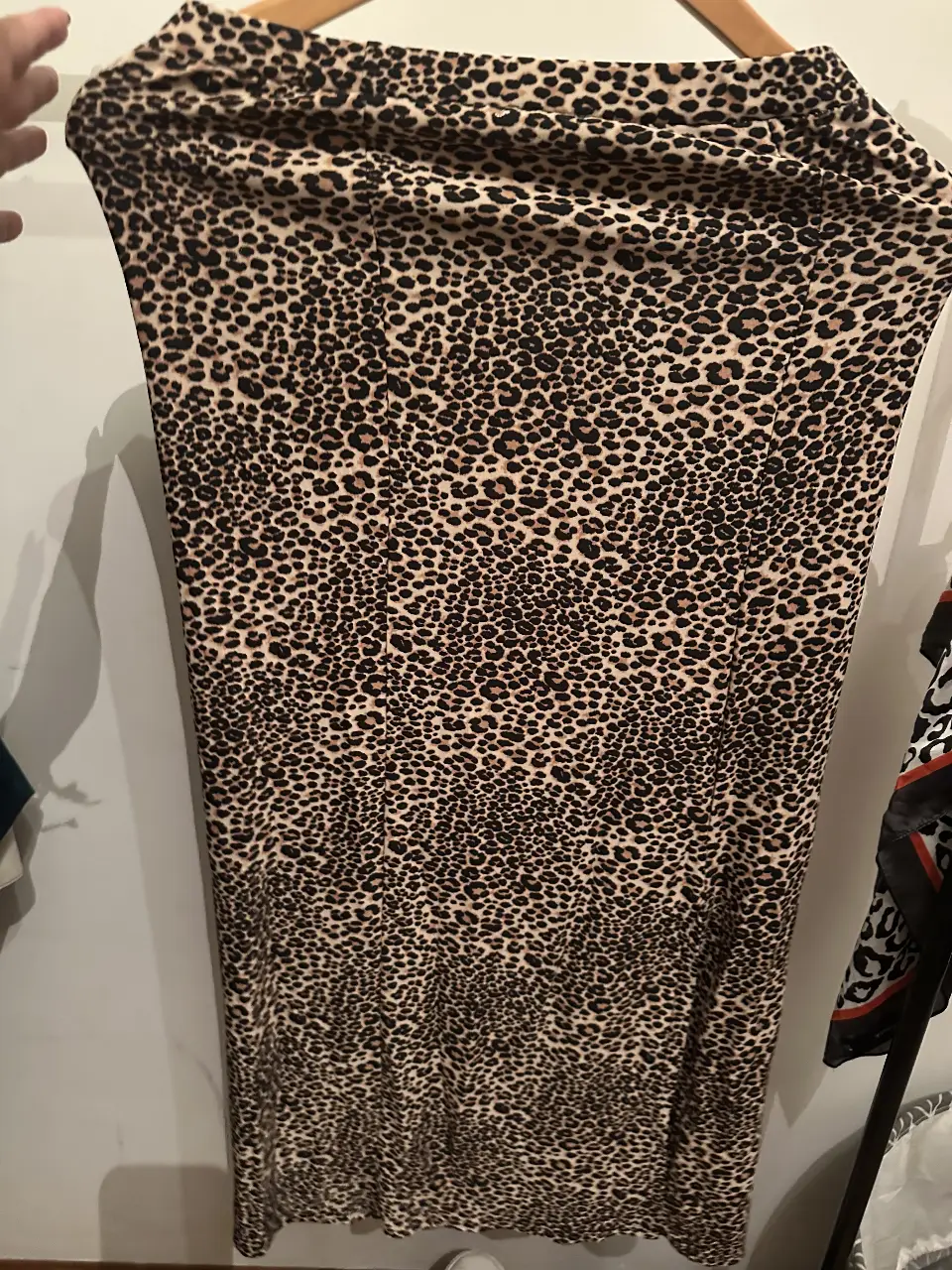 Pollera larga con estampado de leopardo, ideal para un look casual y con estilo. Confeccionada en un tejido suave y fluido, esta pollera es perfecta para combinar con diferentes tops y calzado.