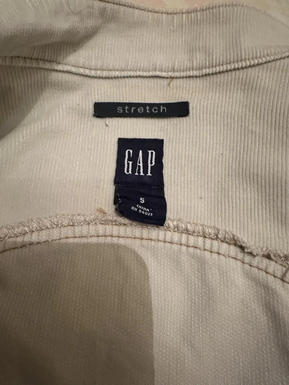 Campera de jean Gap stretch color crudo, talle S. Ideal para un look casual y versátil.