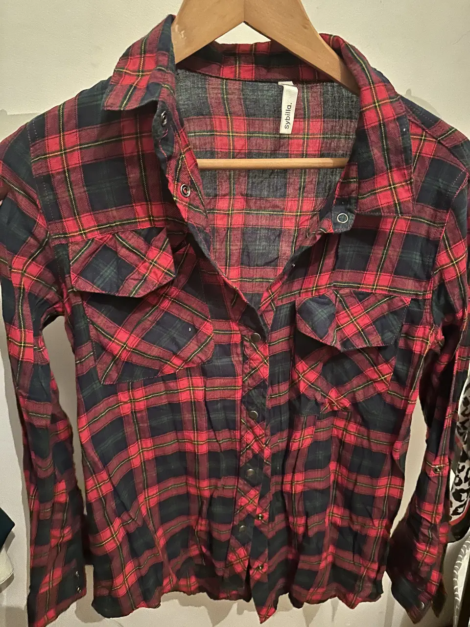 Camisa a cuadros roja y negra de la marca Sybilla, talle M. Ideal para un look casual y canchero.