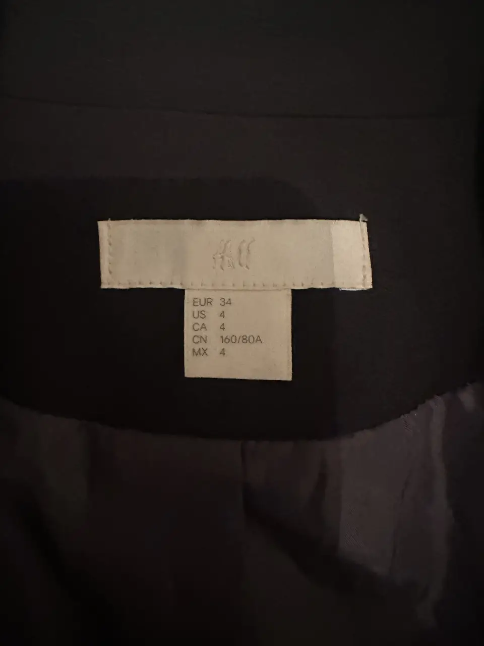 Blazer negro de mujer, de la marca H&M. Talle 4. Ideal para un look formal o de trabajo.