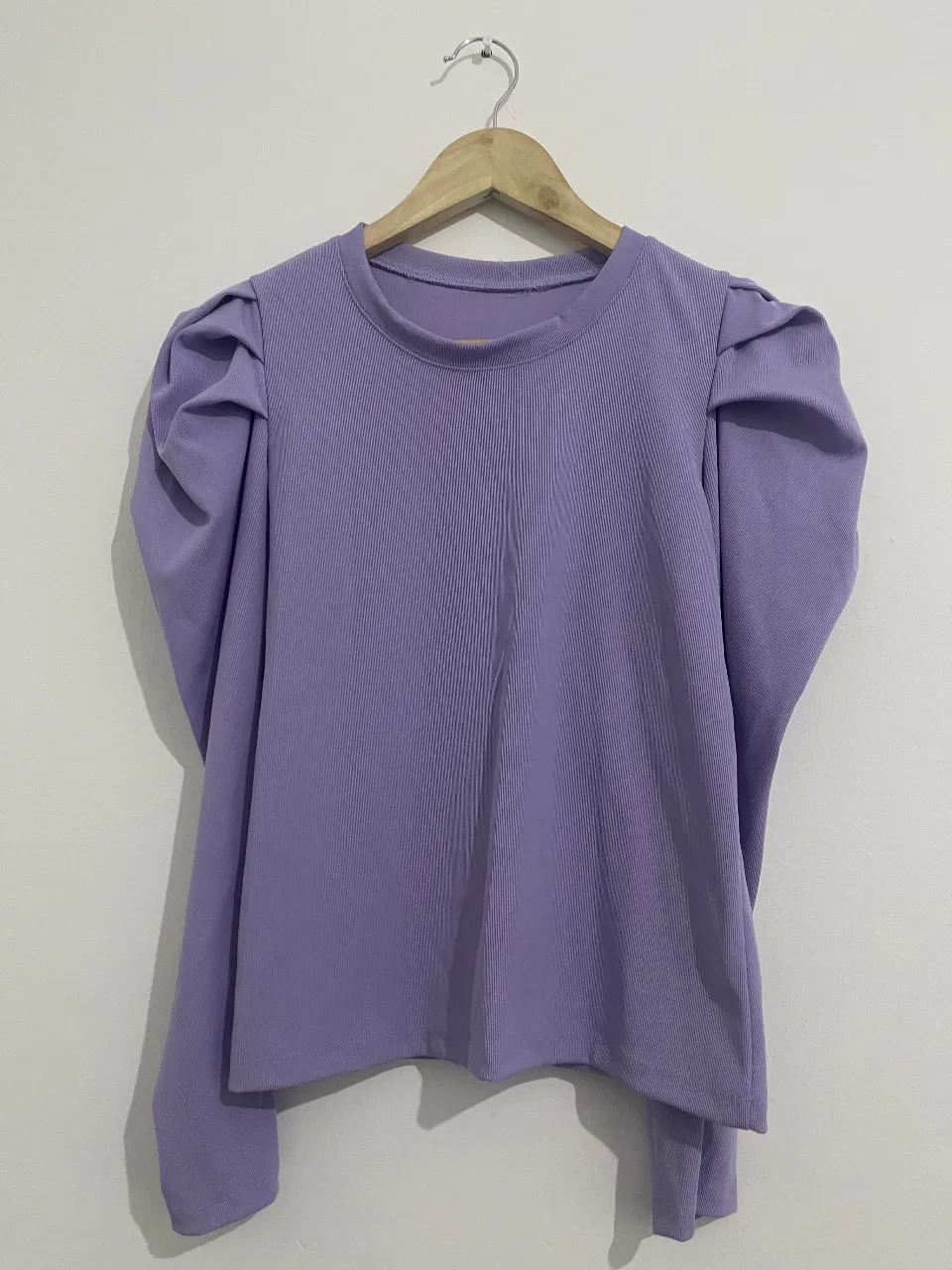 Remera manga larga de morley con mangas abullonadas. Un diseño súper canchero y moderno, ideal para darle un toque especial a cualquier look.