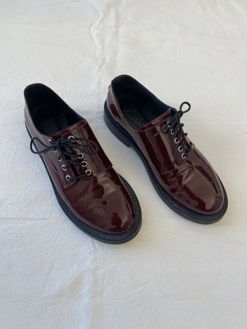 Zapatos de charol color bordo para mujer. Diseño  con cordones en un lateral  y suela negra súper cómodos