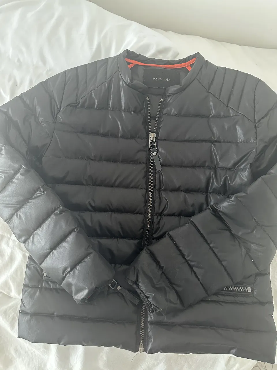 Campera negra acolchada de hombre, con cierre y bolsillos. Ideal para el invierno.