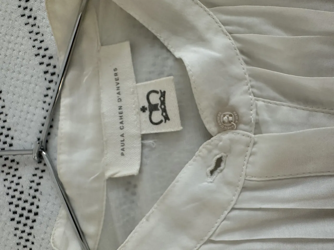 Blusa blanca de Paula Cahen D'Anvers, con detalles plisados en el frente y cuello mao. Ideal para un look elegante y sofisticado.