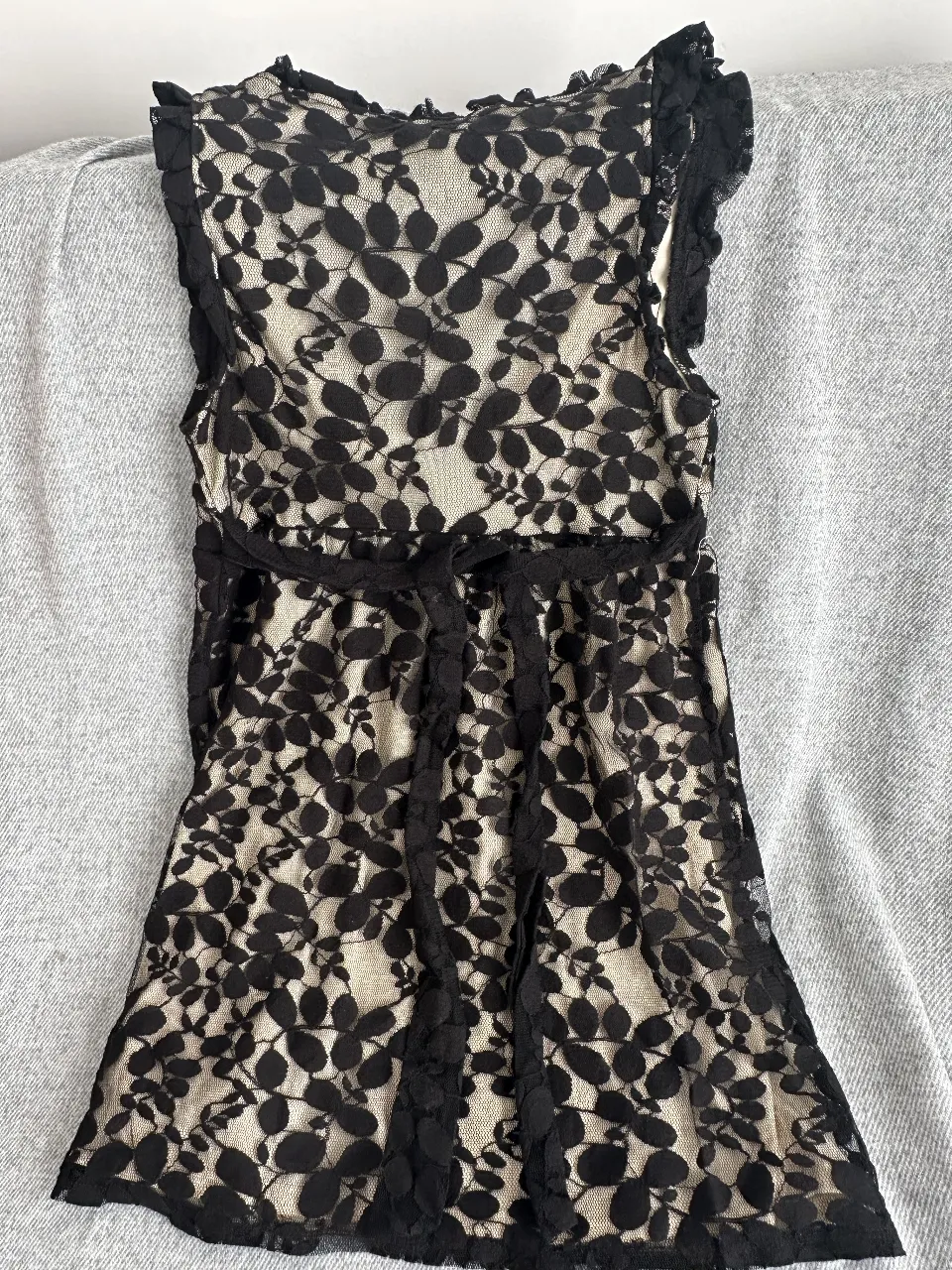 Vestido mini de encaje negro con forro crudo. Ideal para una salida o fiesta.