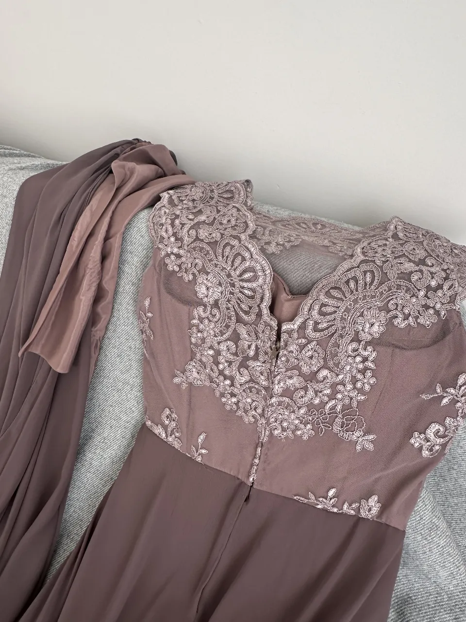 Vestido largo de fiesta con detalles de encaje en la parte superior. Incluye una estola a juego. Ideal para eventos especiales.