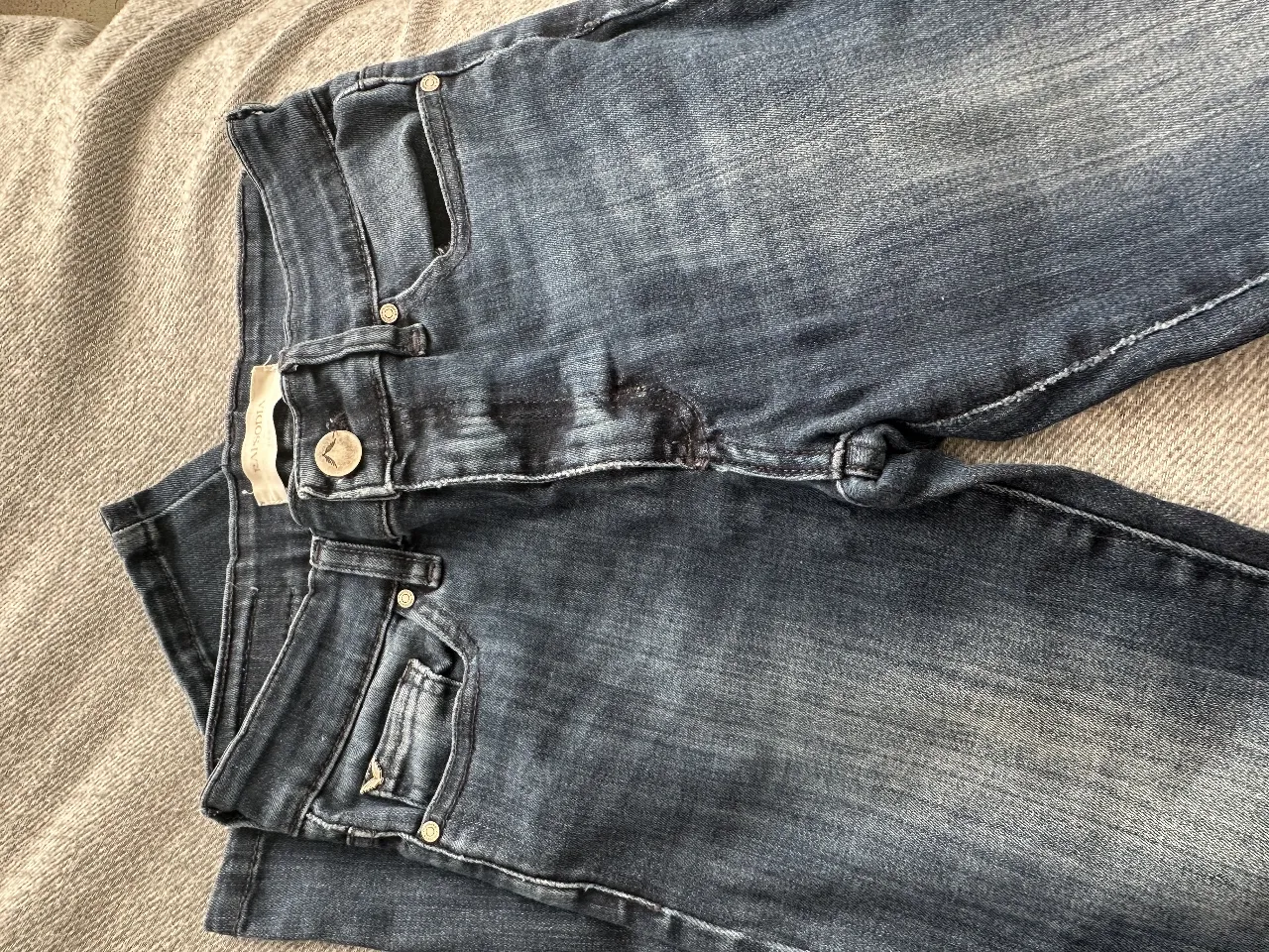 Jeans de mujer, corte recto, color azul. Marca Rapsodia. Ideal para un look casual y cómodo.