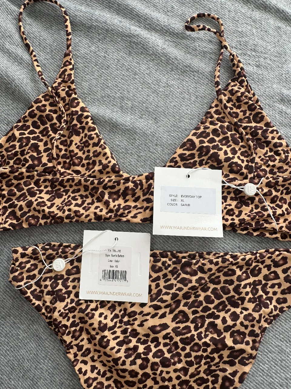 Conjunto de bikini con estampado de leopardo. Incluye top y bombacha. Ideal para la playa o pileta.