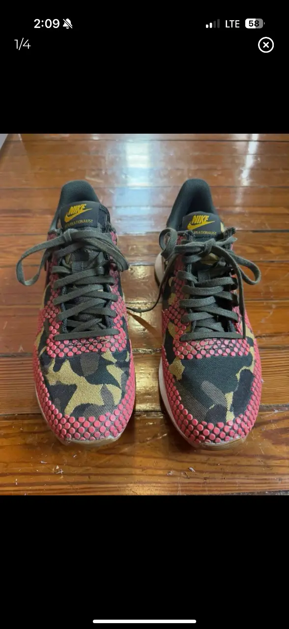 Zapatillas Nike Internationalist con estampado camuflado en tonos rojos, negros y dorados. Ideales para un look urbano y deportivo.
