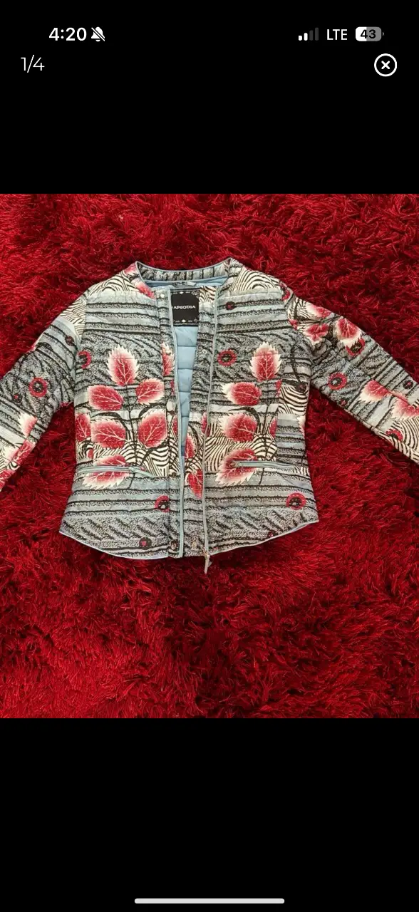 Campera bomber estampada con diseño floral y detalles en azul. Ideal para un look casual y moderno.