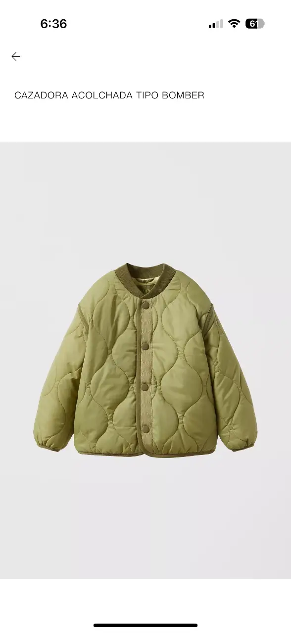 Cazadora acolchada tipo bomber para niños, color verde oliva. Ideal para el invierno, con un diseño cómodo y abrigado.