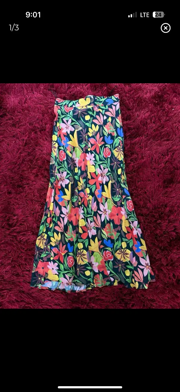 Pollera larga de mujer con estampado floral, ideal para un look fresco y moderno. Confeccionada en tela liviana y fluida, perfecta para el verano. Talle XS, de la marca Zara.