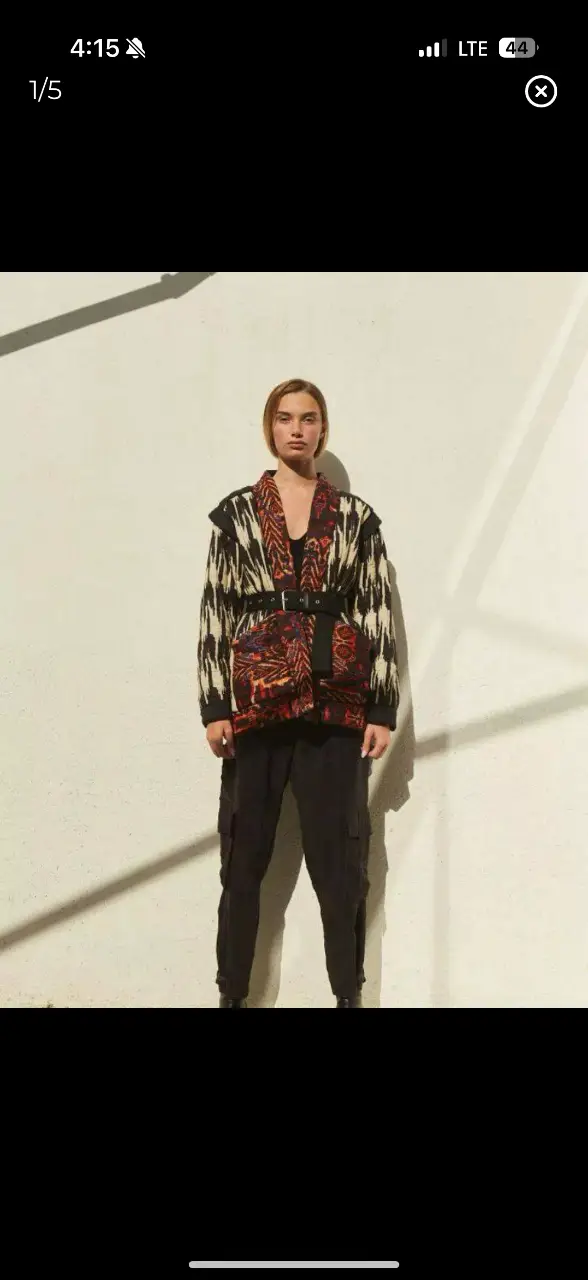 Kimono con estampado geométrico y cinturón. Ideal para un look bohemio y con estilo.