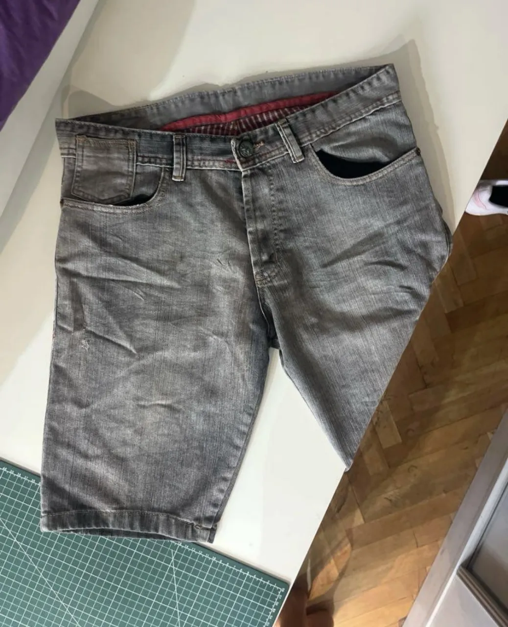 Short de jean gris para hombre, con bolsillos delanteros y traseros. Marca Bando Argentina.