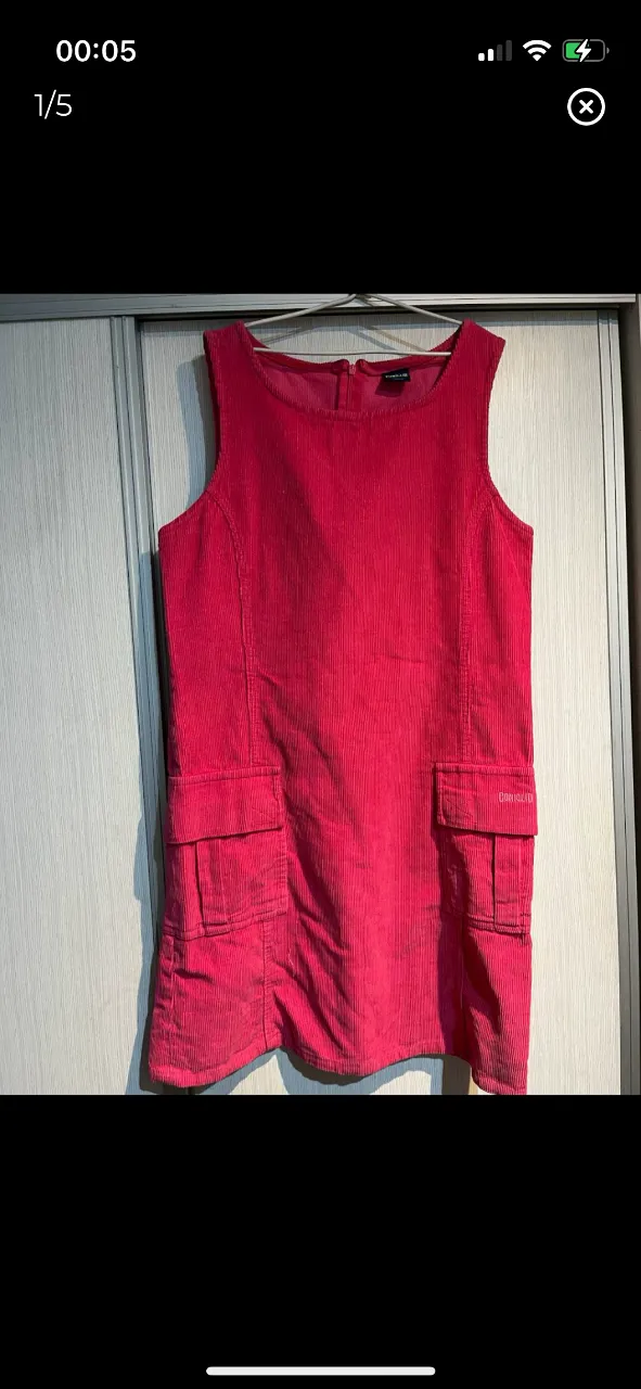 Vestido mini de corderoy fucsia con bolsillos delanteros y cierre en la espalda. Talle 16 de la marca Coniglio. es talle 16. pero una persona de talle s,m  lo puede usar
