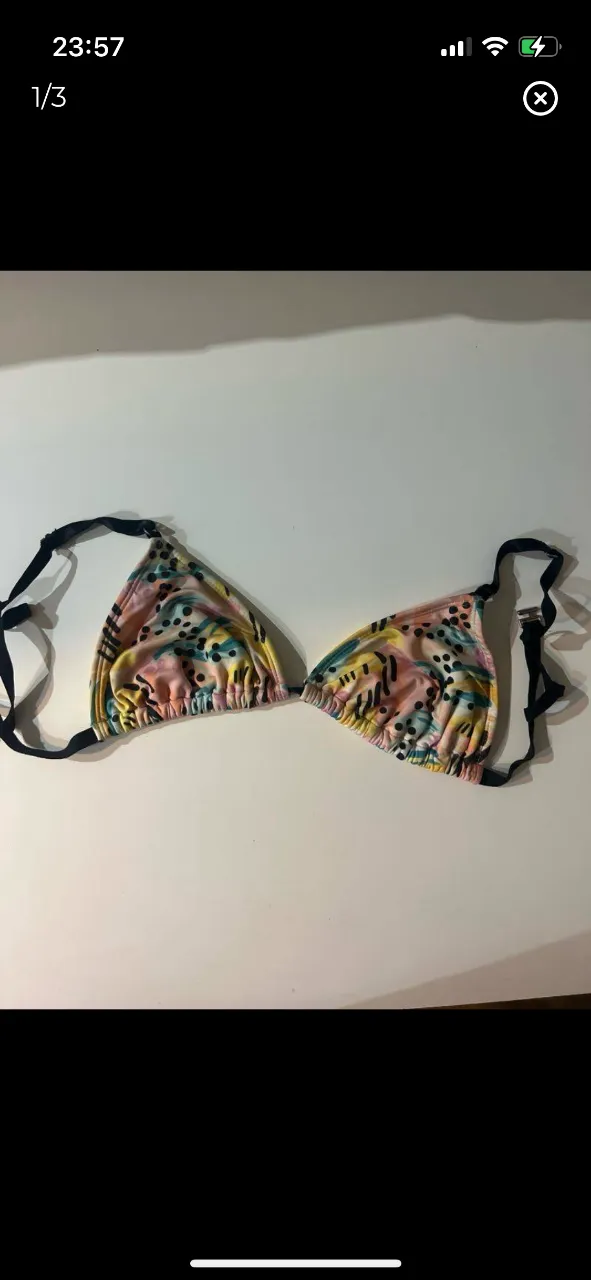 Top de bikini con estampado abstracto en tonos pastel. Ideal para la playa o pileta.