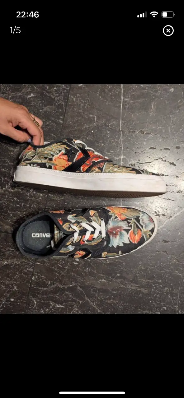Zapatillas Converse con estampado floral, ideales para un look casual y con estilo. Tienen un diseño moderno y cómodo, perfectas para el día a día.