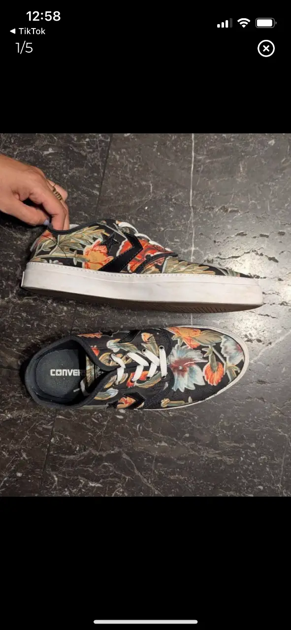 Zapatillas Converse con estampado floral, talle 9.5 US para hombre. Diseño único y llamativo, ideales para un look casual y con estilo.