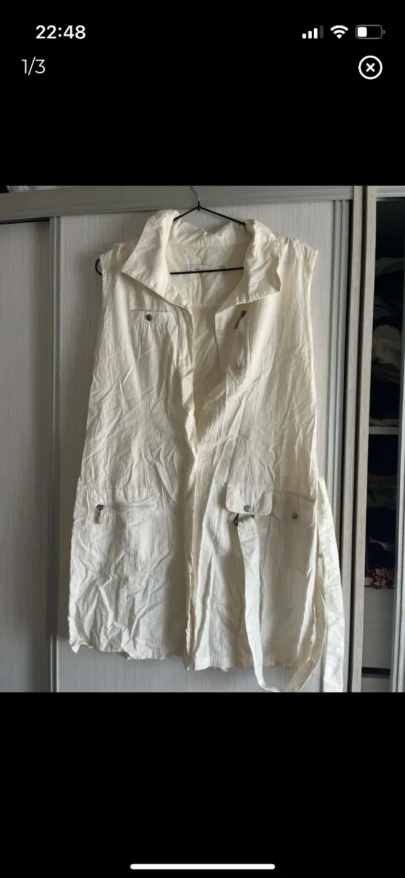 vestido camisero  largo de color crudo, con bolsillos y detalles utilitarios. Ideal para un look casual chic y moderno. (es talle 3, pero diria que es un l chico o para poco busto 95) 