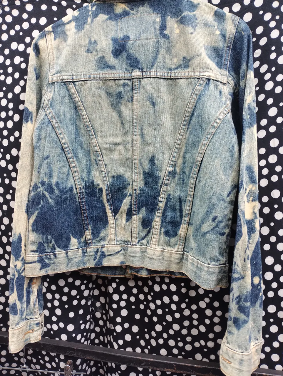 Campera de jean intervenida con efecto tie-dye en tonos azules y crudos. Un clásico reinventado con un toque moderno y descontracturado, ideal para darle personalidad a cualquier look.