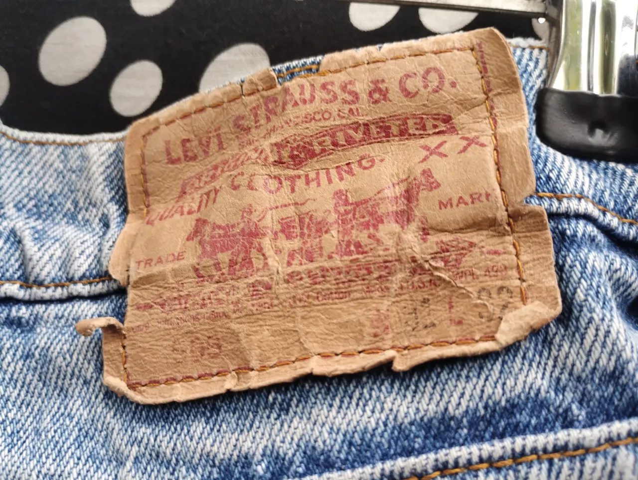 Shorts de jean intervenidos con apliques de flores y tela estampada. Tiro alto, con roturas y detalles deshilachados en los bordes. Ideales para un look canchero y veraniego.