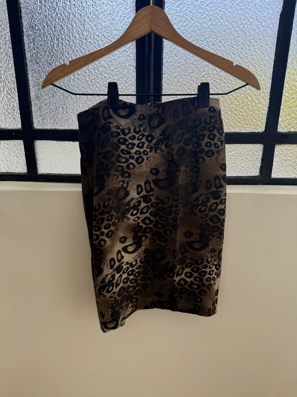 Pollera corta con estampa animal print. Ideal para un look canchero y moderno.