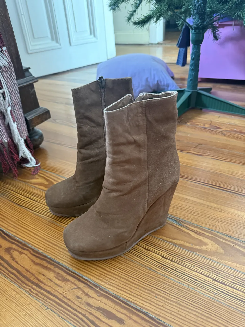 Botas de gamuza marrones con taco cuña y cierre lateral. Un clásico que no puede faltar en tu guardarropa.