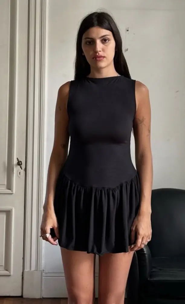 Vestido negro corto soy chini. Sin uso.sin mangas, con corte en la cintura y falda con volados. Ideal para una salida casual o una fiesta.