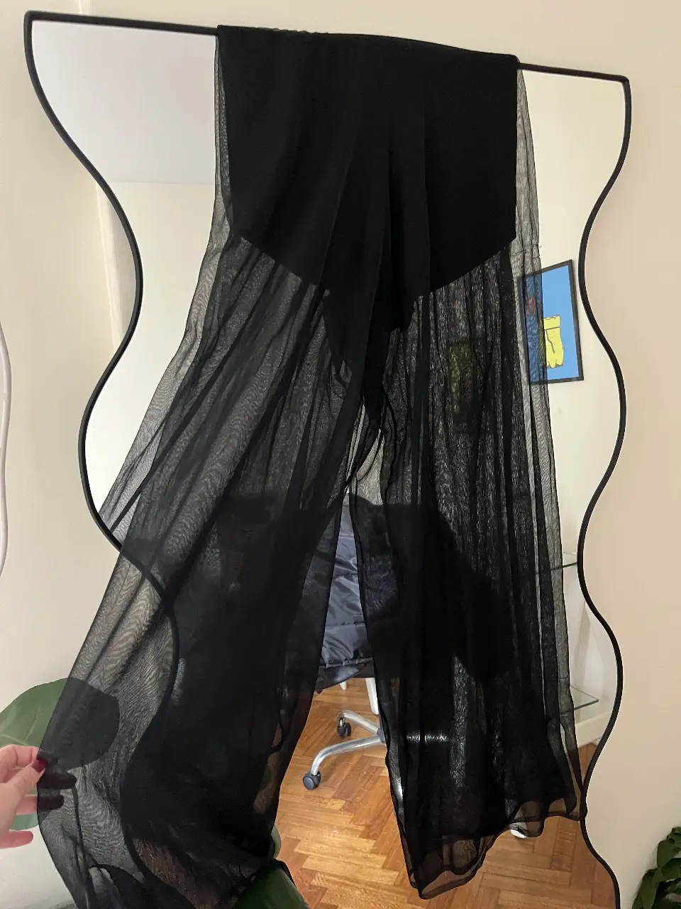 Pantalón de Zara suelto de tul negro, con bombachudo. tiro alto con tajos a los costados en la parte del tobillo, sin uso. 