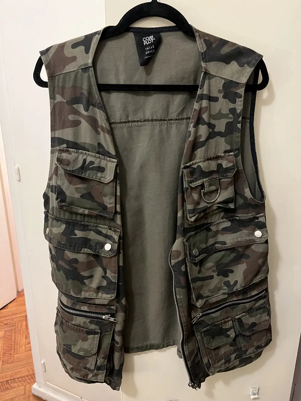Chaleco unisex con estampado camuflado. Posee múltiples bolsillos con cierre y botones. 