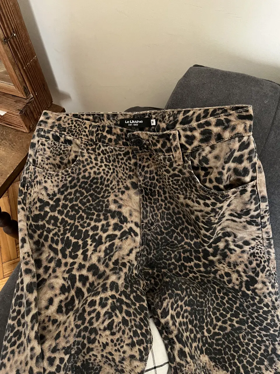 Jeans rectos de luetthe  con estampado de leopardo. Talle 36. Ideal para un look casual y con onda.