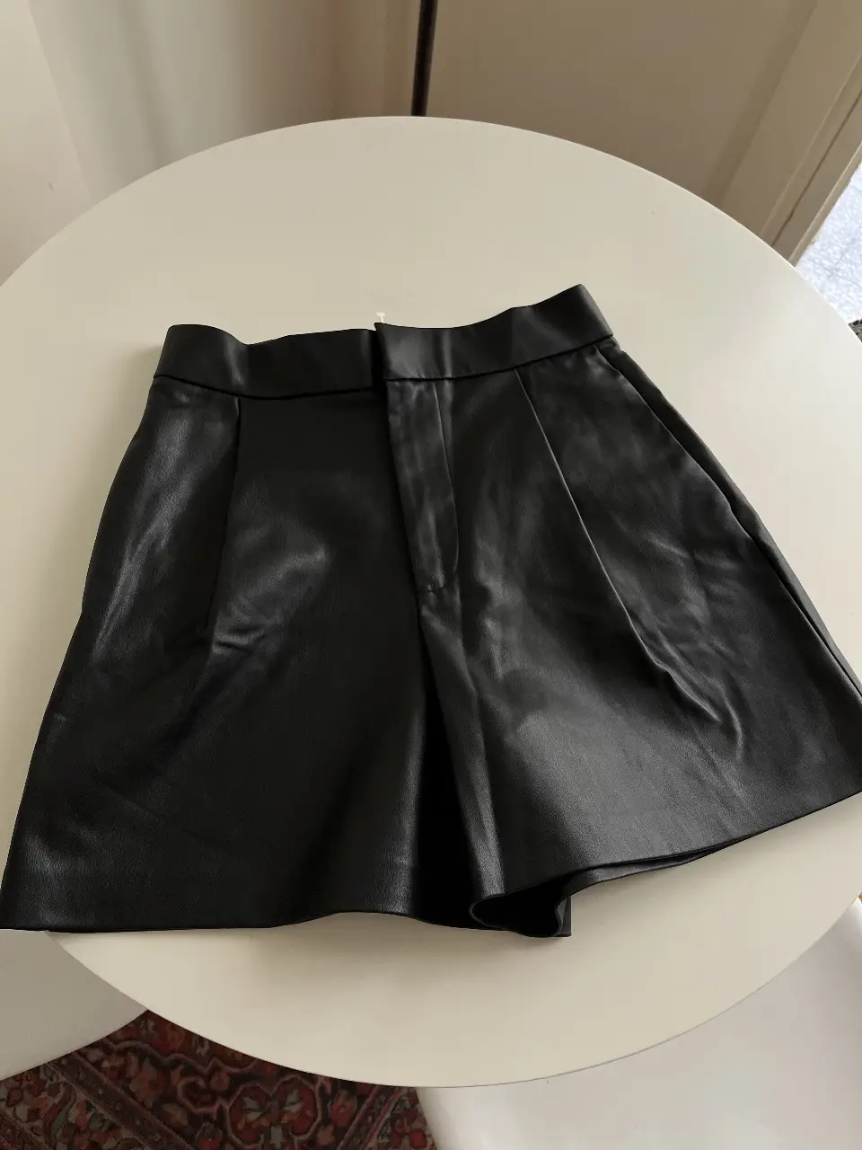 Short bermuda de cuero sintético negro de la marca Zara, tiro alto, con pinzas y bolsillos delanteros. talle M 