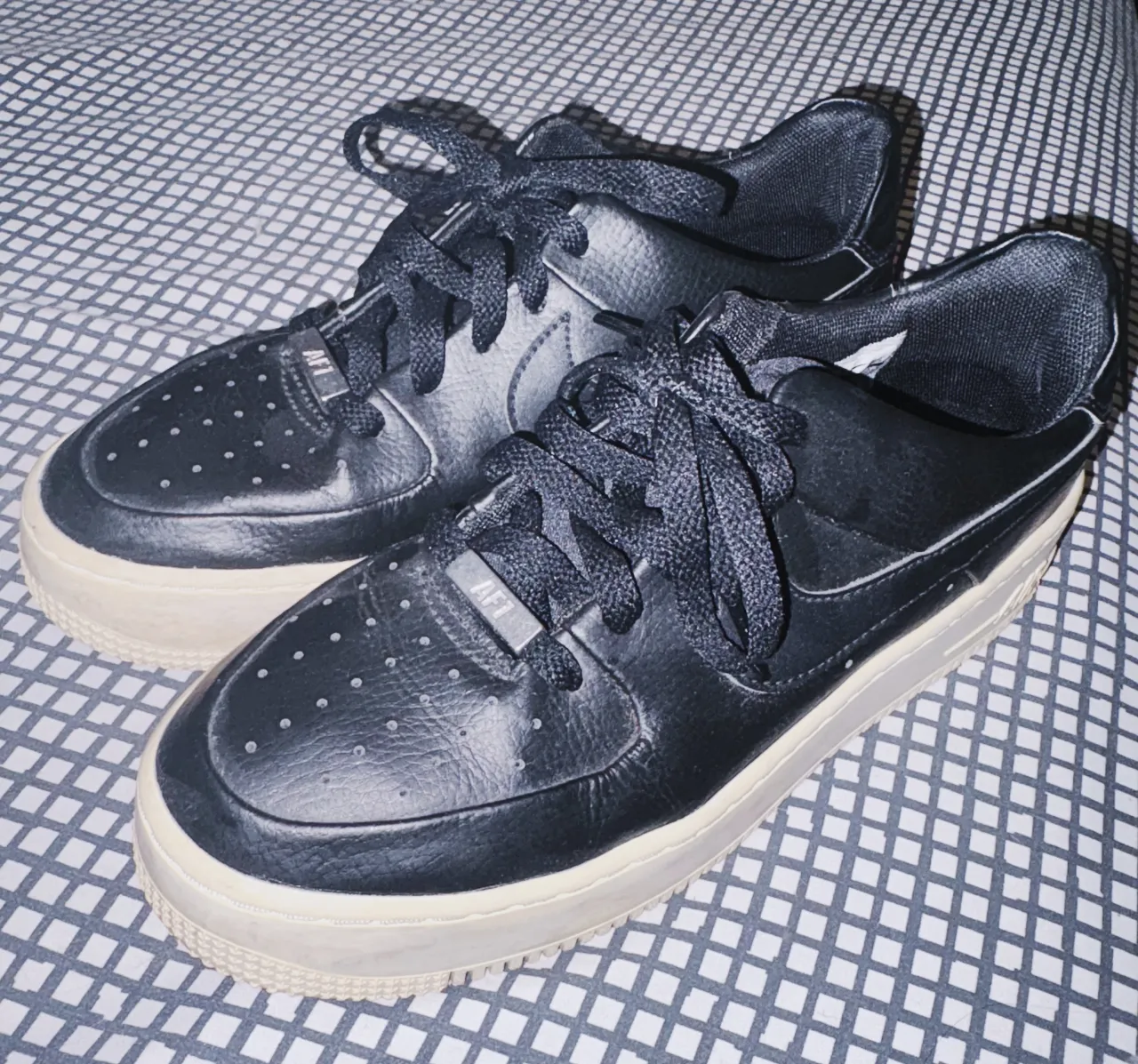 Zapatillas Nike Air Force 1 sage (son de mujer, tienen la punta un poco mas acentuada y plataforma). Tienen poco uso pero las dejo a ese precio porque habria que pasarle algun blanqueador a la goma blanca. La etiqueta dice 39 pero son mas para un 38.