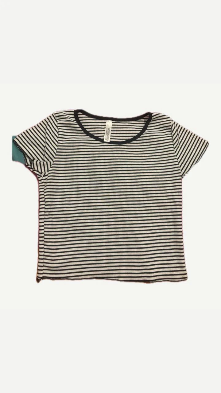 Remera a rayas blanca y negra, con cuello redondo y mangas cortas. Sin uso. Talle xs. 97% algodón / 3% lycra.