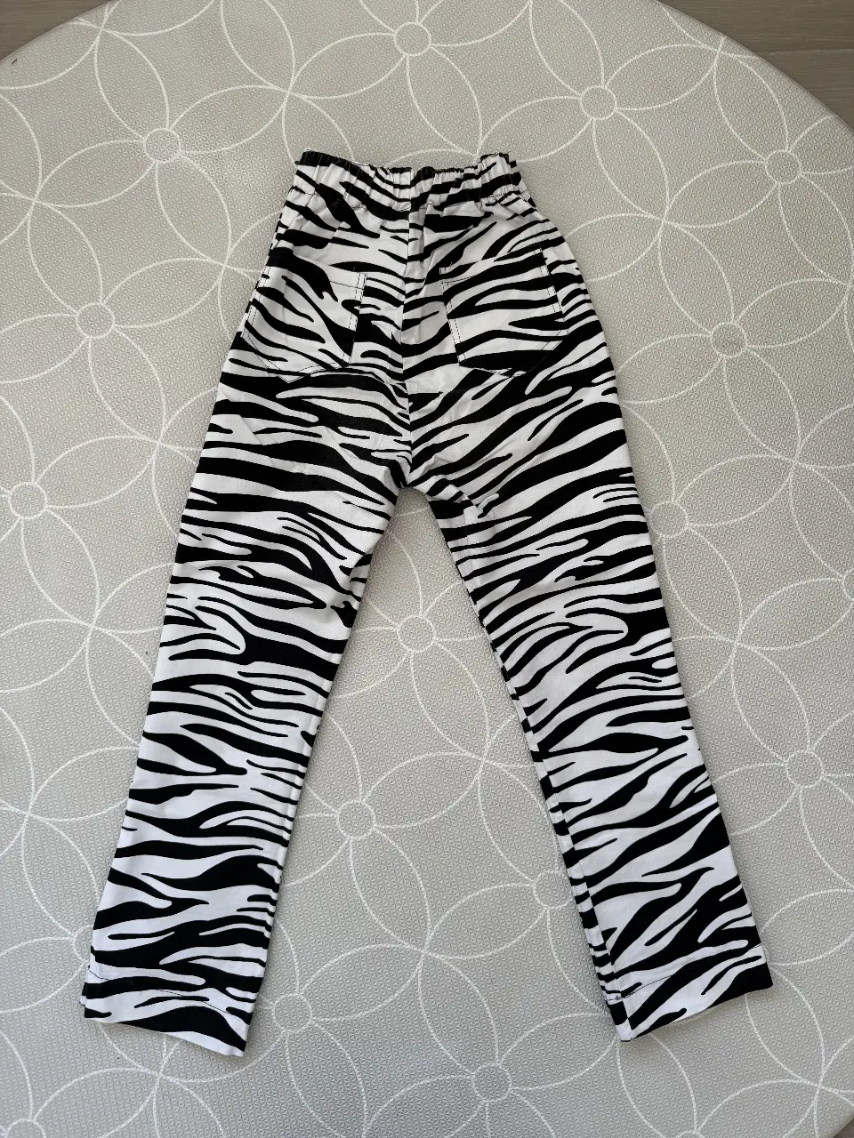 Pantalón suelto con estampado de cebra en blanco y negro. Talle 0, ideal para un look casual y moderno. Floppy Kenny