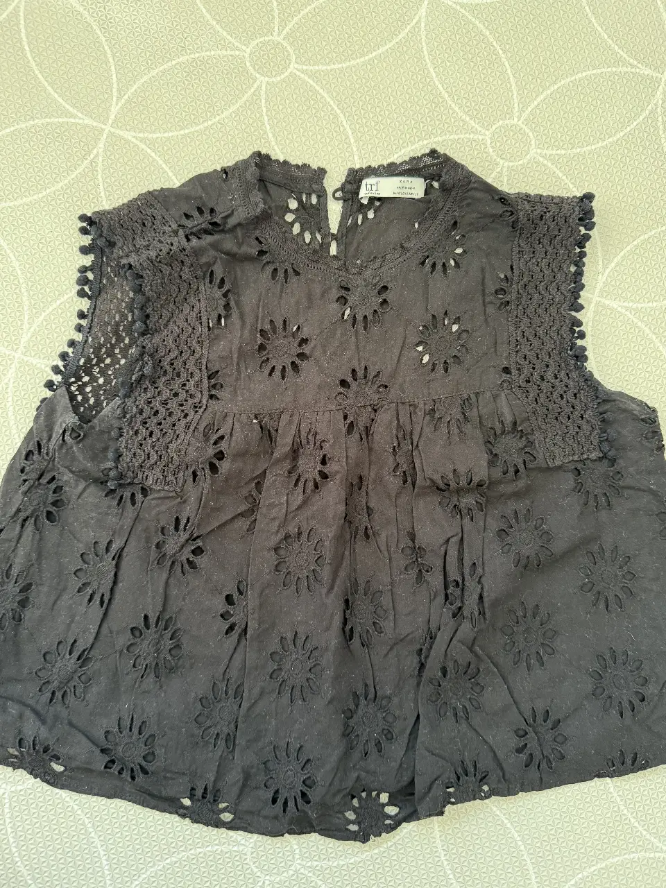 Blusa negra de la marca Zara, con detalles calados y musculosa. es tipo crop porque es corta.Ideal para un look casual y fresco.