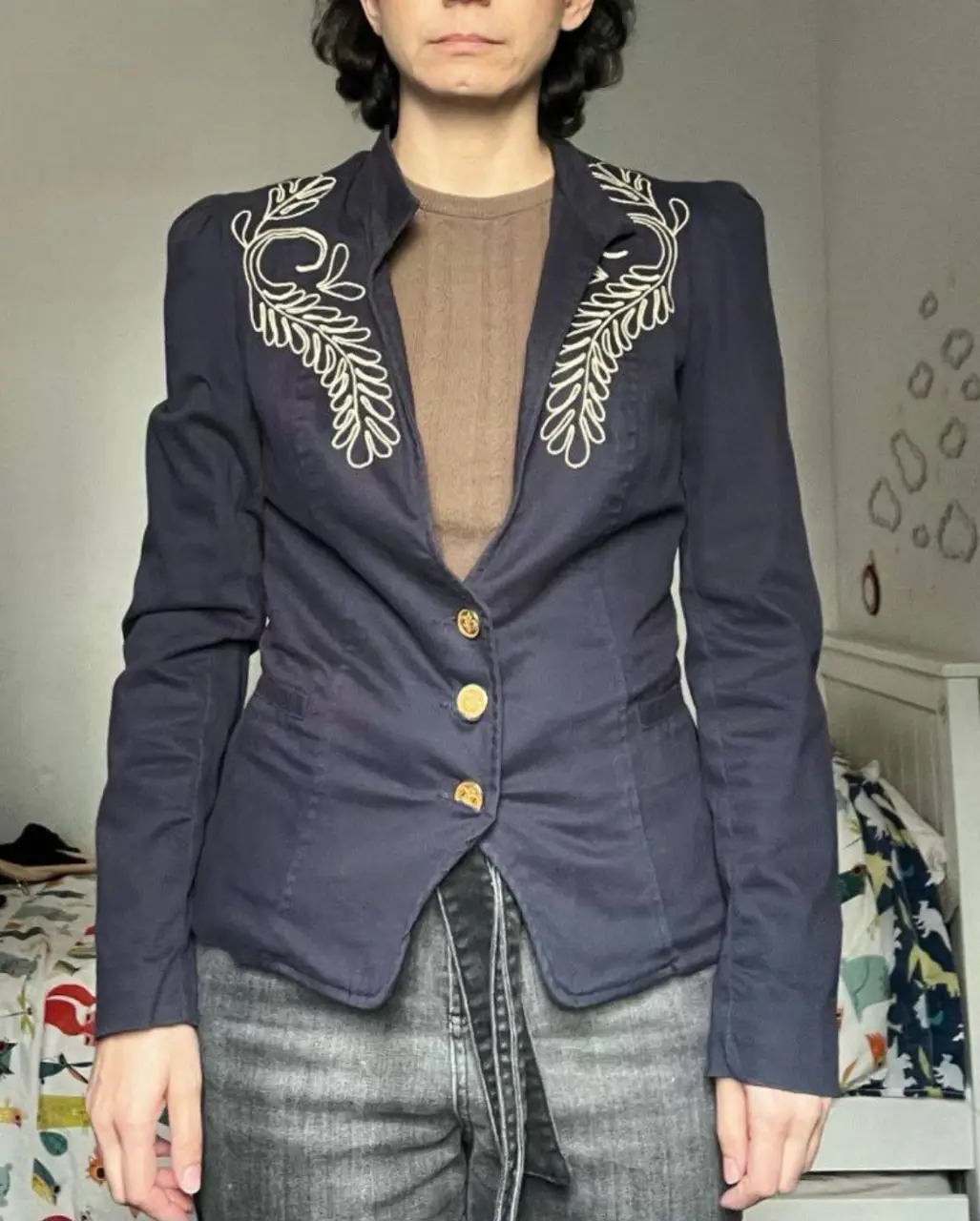 Blazer de mujer azul marino con bordado floral en color crudo en solapas y espalda. Detalles de botones dorados y lazo de terciopelo morado en la espalda. Talle 42.