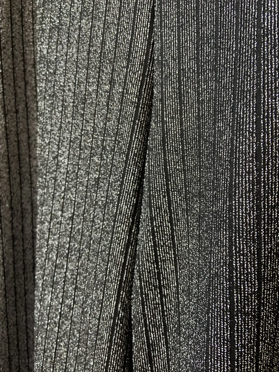 Pantalón de mujer, con diseño brillante en color negro y plateado. Talle XL, confeccionado en 95% viscosa y 5% spandex. Ideal para un look elegante y sofisticado.