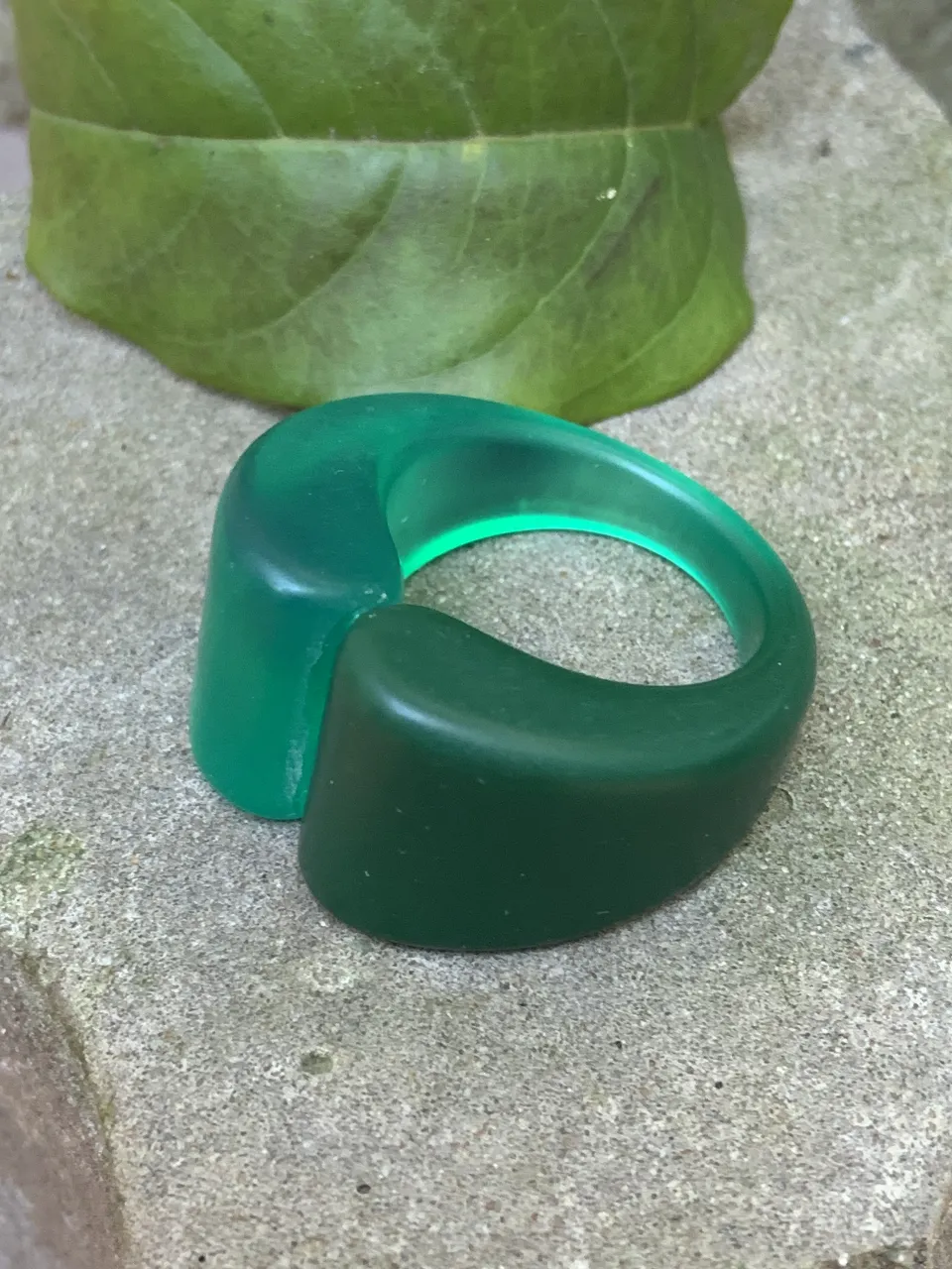 Anillo de diseño moderno en color verde. Ideal para un look casual y llamativo. Resina 2 cm 