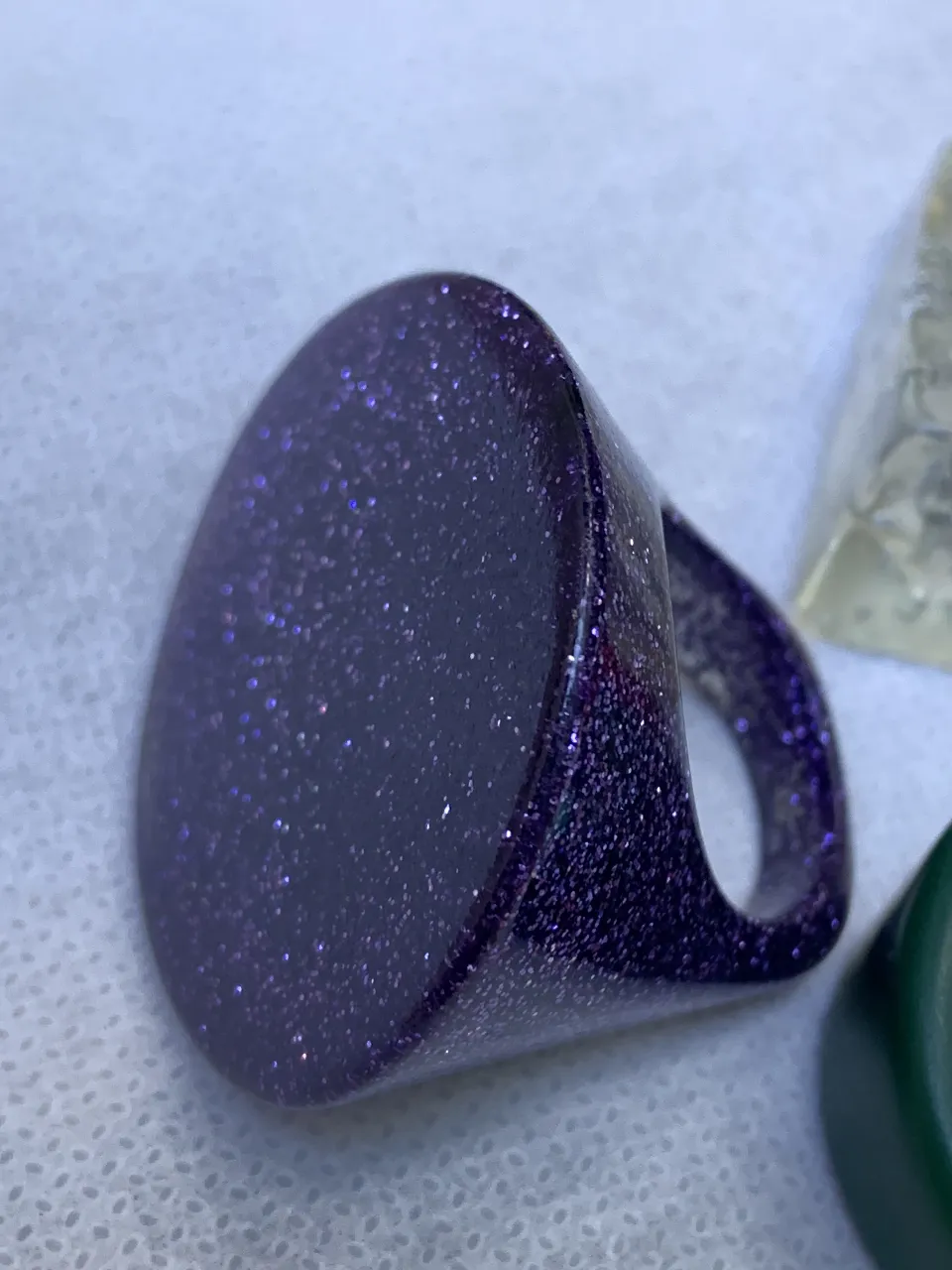 Anillo de resina morada con destellos brillantes. Diseño moderno y llamativo, ideal para complementar cualquier look. Resina
2 cm interior 
