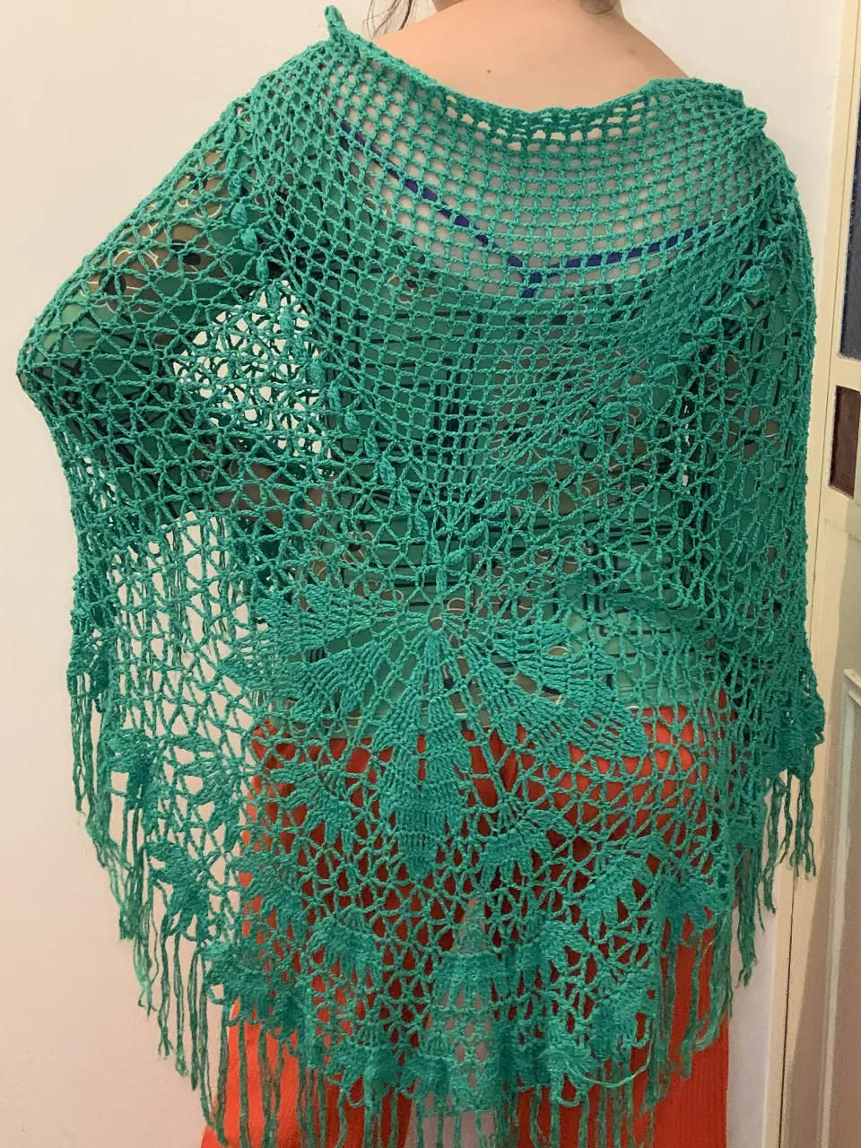 Hermoso chal tejido a crochet en color verde, ideal para complementar cualquier outfit con un toque artesanal y bohemio. Perfecto para usar en primavera/verano.